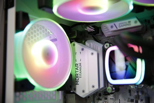 白色更优雅 分享爱国者yogo m1游戏药丸迷人小机箱