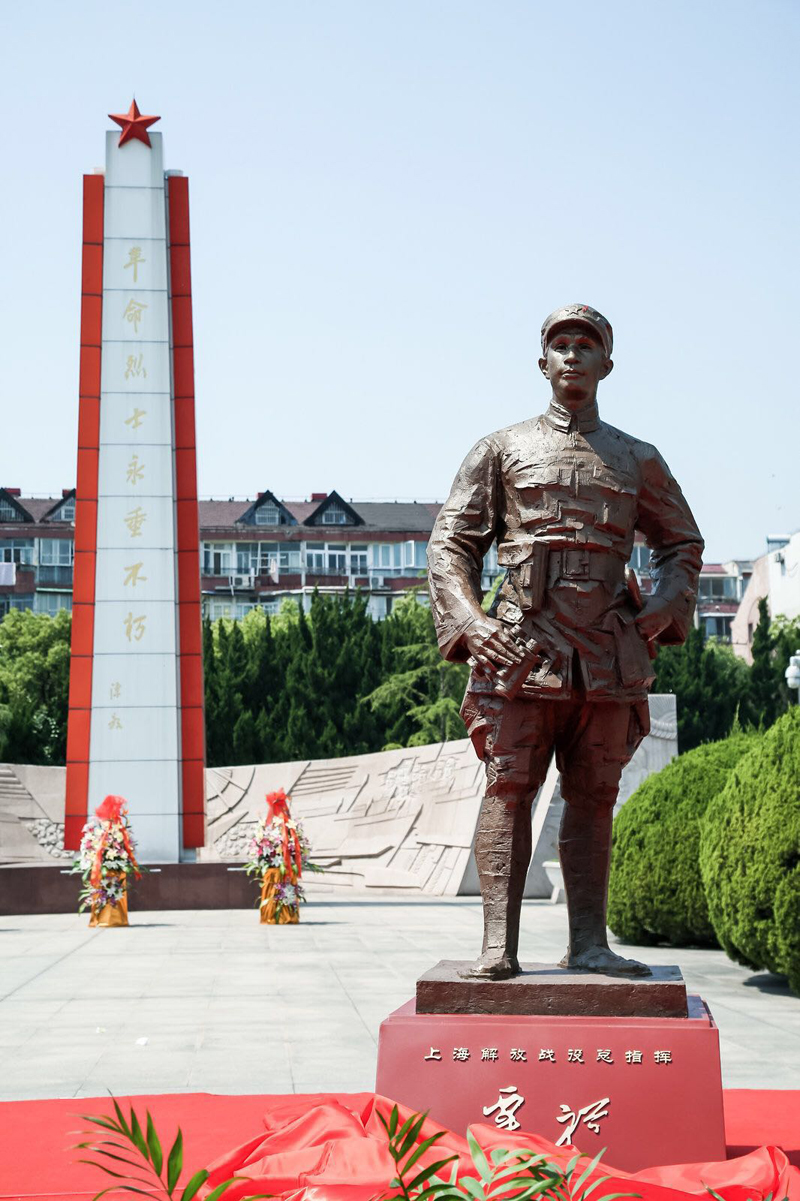 在解放上海战役曾经的主战场上粟裕将军塑像今天揭幕