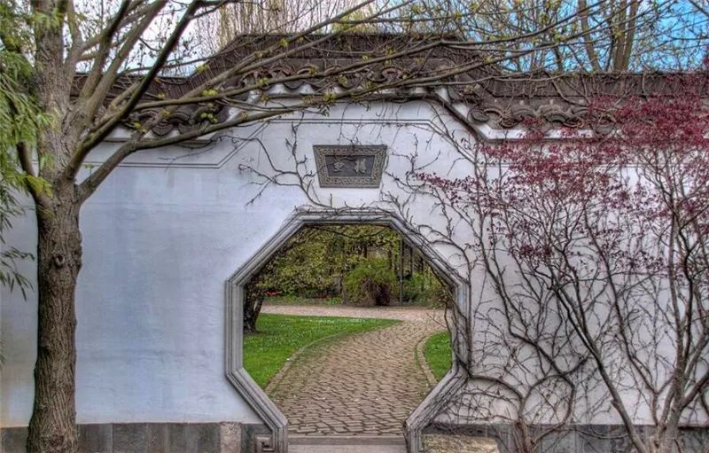 园林粉墙花影自重重