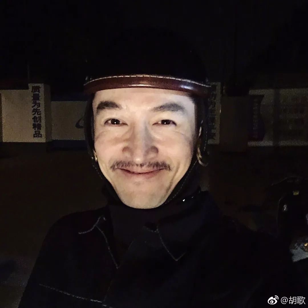 胡歌自拍上热搜那些爱发丑照的男明星明明一个比一个帅