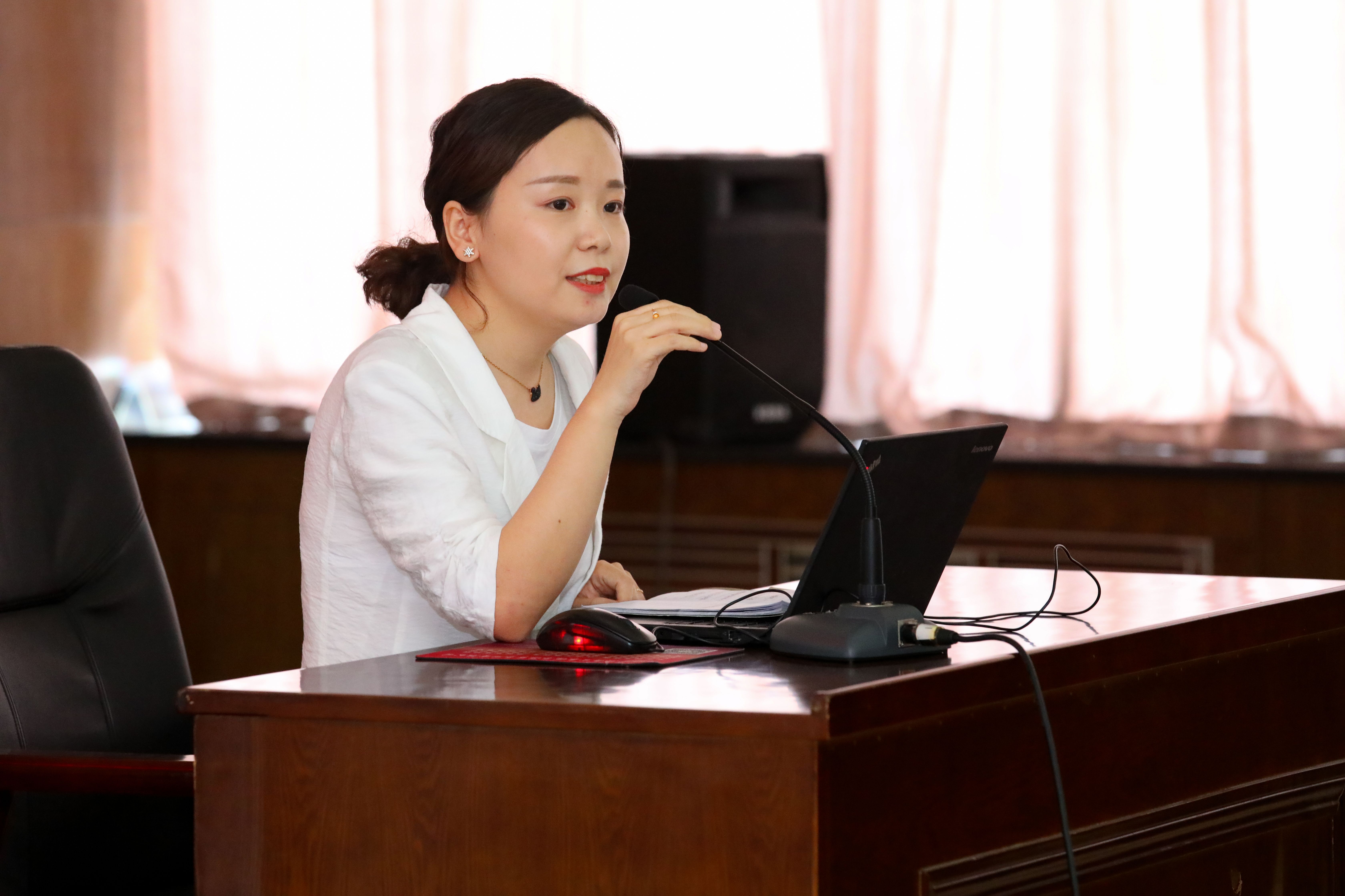 西安市民企减费降税培训会举行,刘宝主持,徐艳杨俊岑吕海静授课