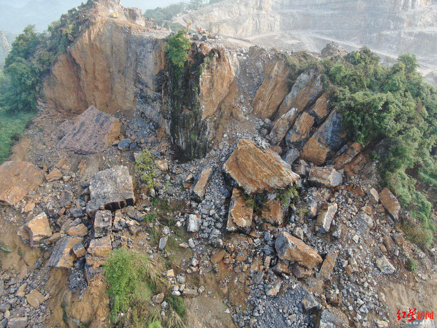 航拍四川珙县马蹄山崩塌震撼画面半匹山都没了