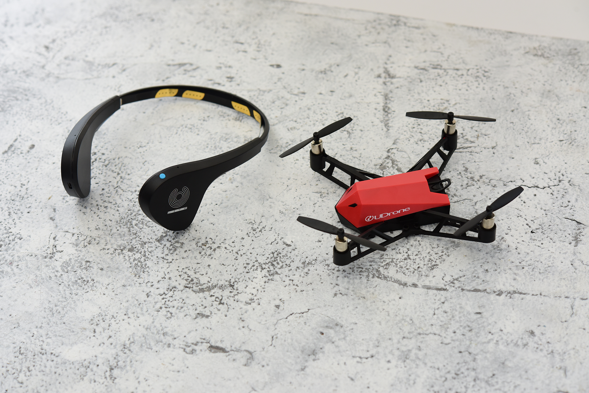 解锁益智新玩法 udrone意念无人机图赏