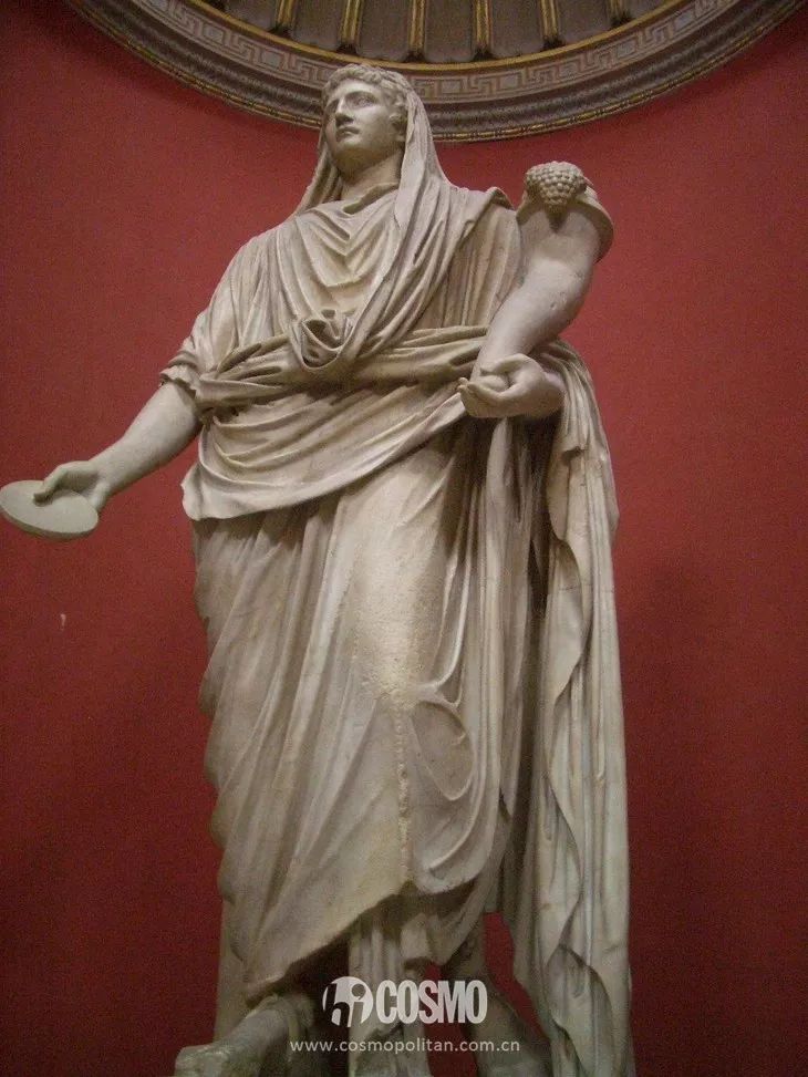 很多造型都来源于古罗马时期的常见服饰,比如这件长袍的灵感就是托加