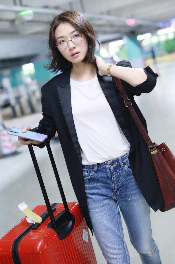 万茜的裤子真神了明明右腿还是37岁的样子左腿却成了17岁