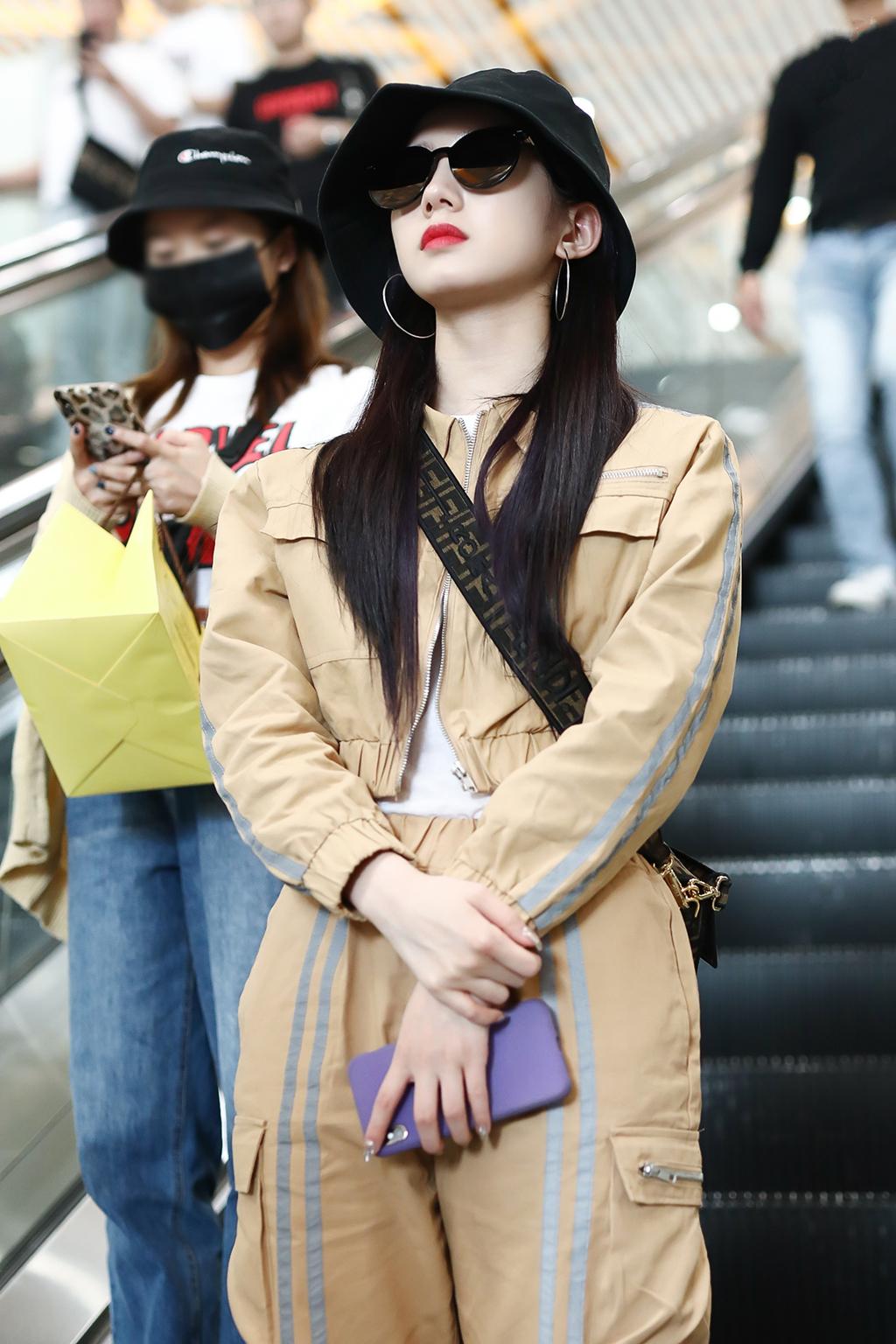 孟美岐休闲运动装扮现身机场,好酷一女的