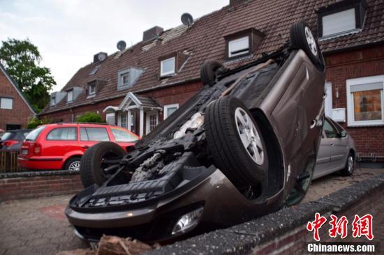 德国西部小镇遭龙卷风袭击 路边汽车被掀翻