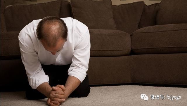 妻子去世,狐狸报恩让丈夫瞎了双眼,丈夫却跪地磕头