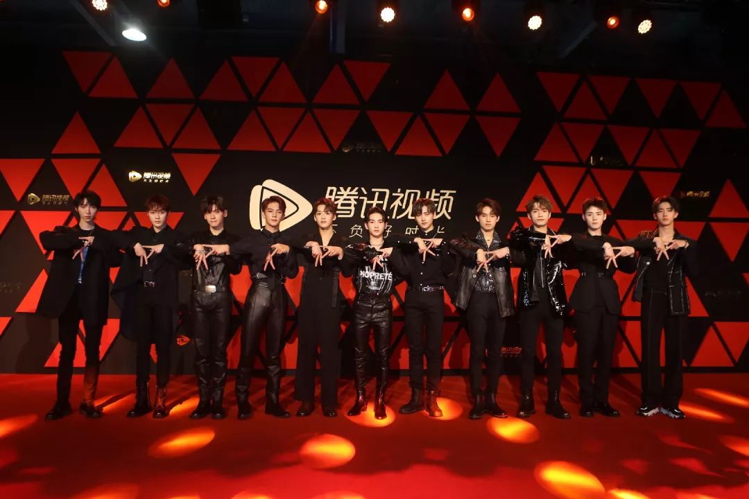 r1se成团红毯首秀11人集体黑衣造型扮酷周震南c位穿印花抢眼