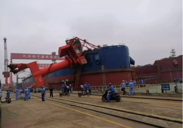 意外发生国内一造船厂突现吊机倒塌事故船舶被砸2人伤亡