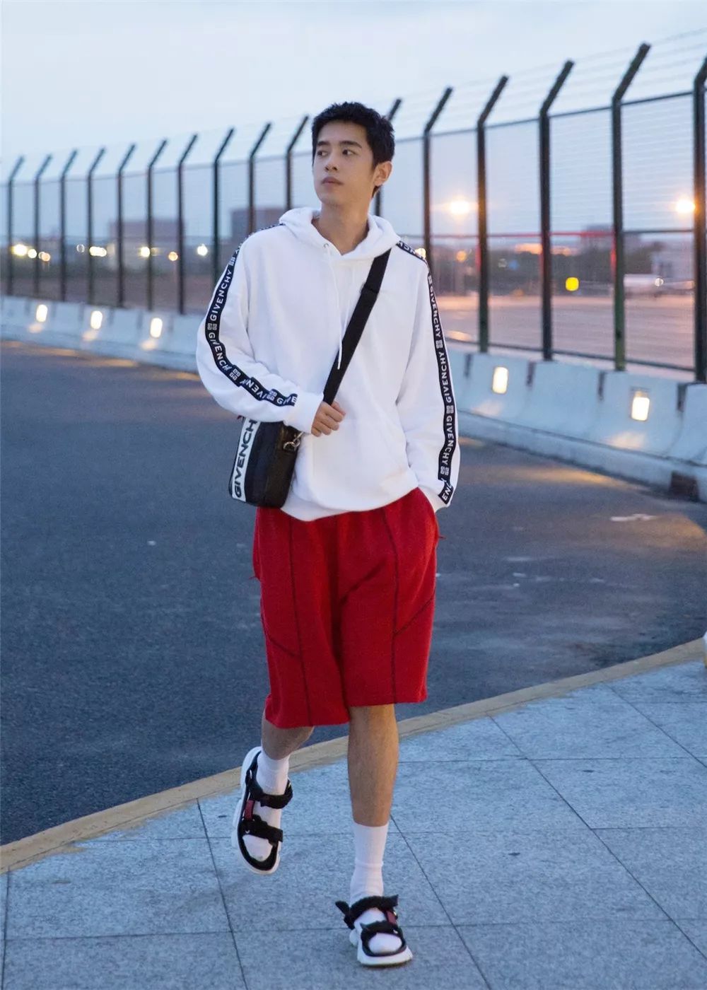 梁靖康凉鞋套袜子出行,卫衣搭红短裤有活力,少年感不硬凹也很足