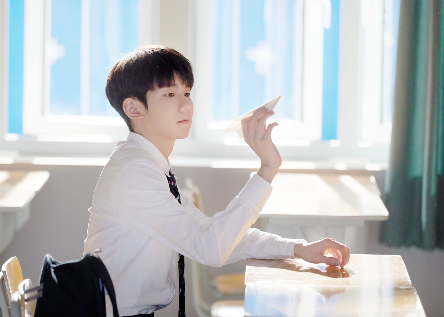 消息王源品牌毕业大片拍摄花絮照来袭梦回马思远的青葱岁月