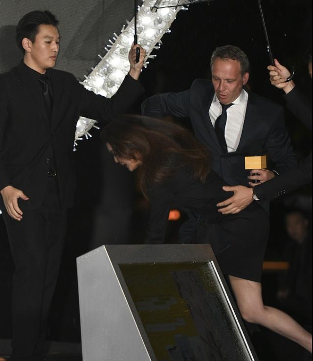 舒淇意外滑倒,面门朝地,吓坏撑伞黑衣人,最后赤脚离场__凤凰网