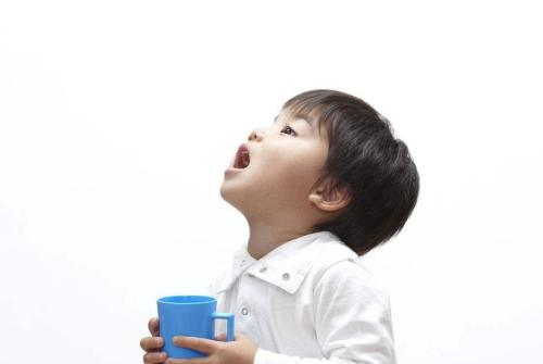 对于还不太会漱口的小朋友,家长