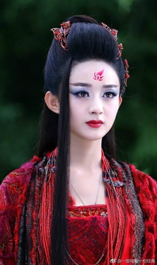 杨蓉点了花朵状的花钿,更是增添了几分妩媚.