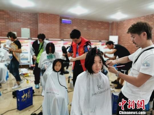 每当孩子们问起:"爸爸,为什么别人家的爸爸都是短发,而你是长头发呢?