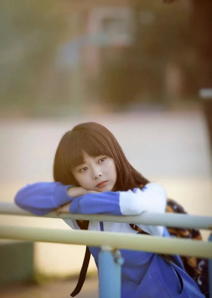 快30岁谭松韵靠丑哭的校服圈粉百年前校服时尚又有民族特色