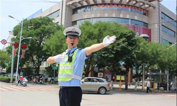 致敬坚守神木交警执勤保畅通