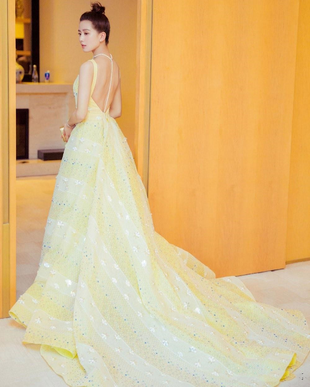 刘诗诗的美人背还真不是吹的高丸子头秀玉颈露背装仍然惊艳