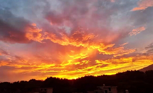 罕见火烧云红了隆回傍晚一片天