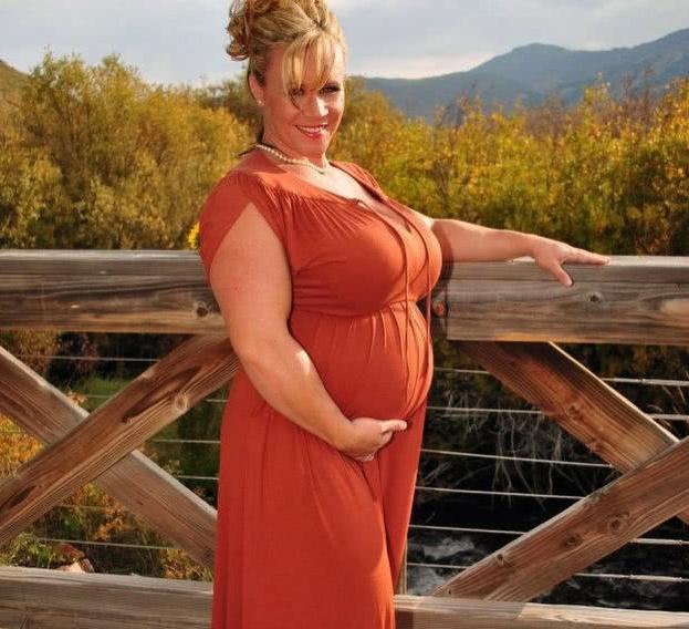 女子梦想成为一名健美运动员锻炼出发达的肌肉身材形象很彪悍