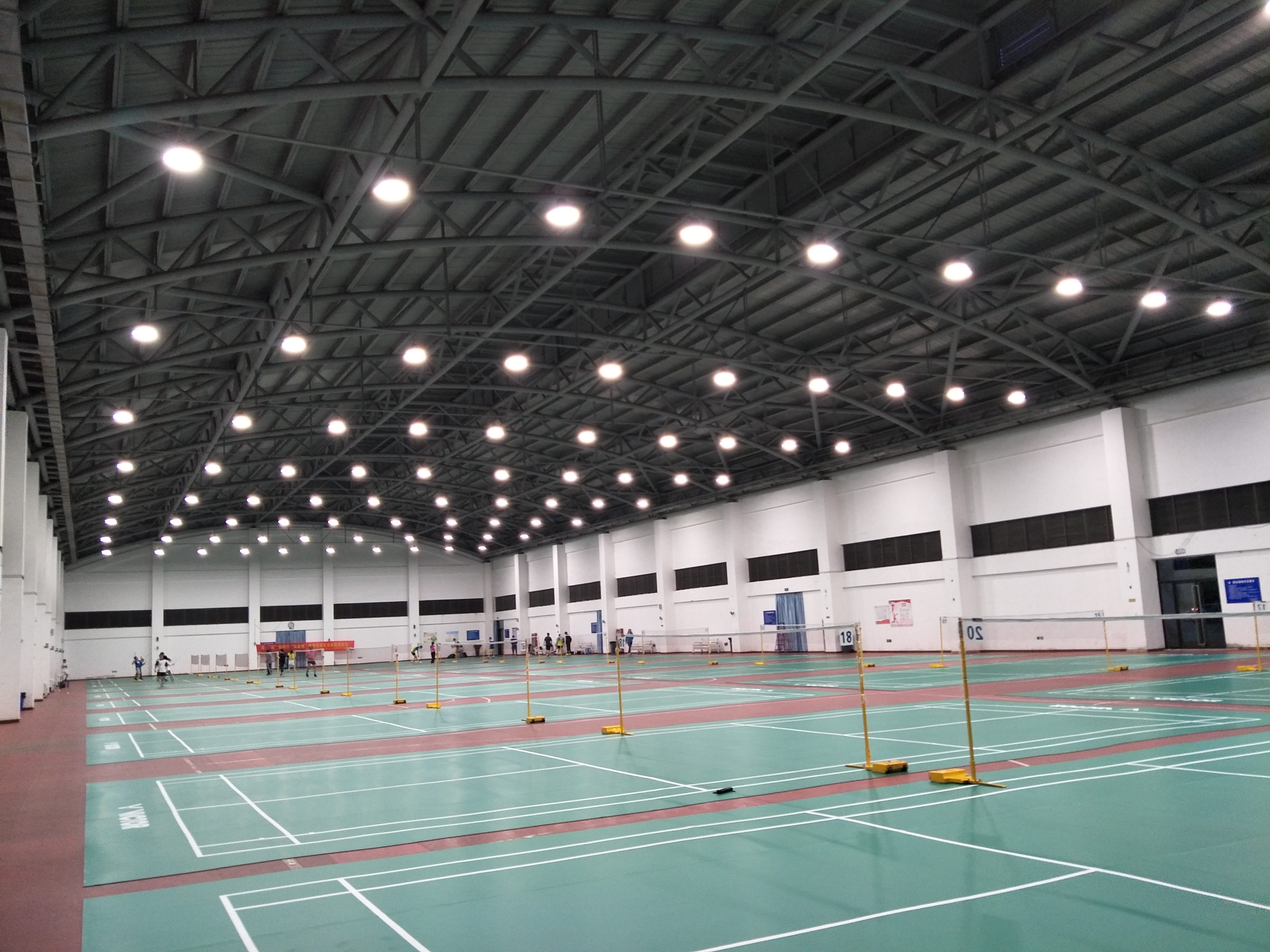 眩光是否影响羽毛球照明效果?