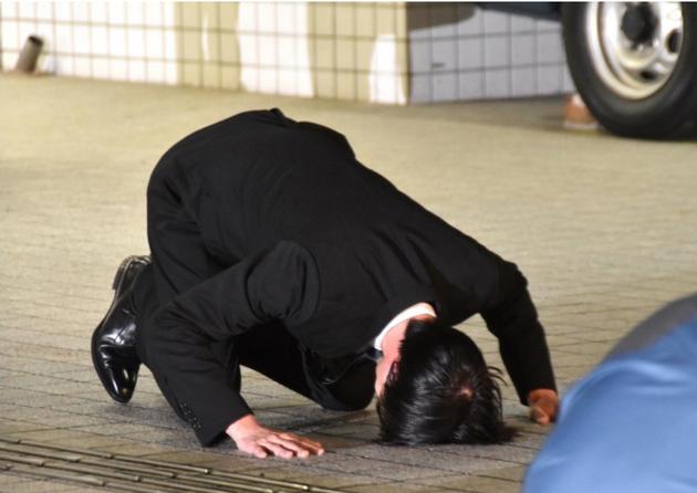 上个月初,田口淳之介走出警局时曾下跪谢罪.