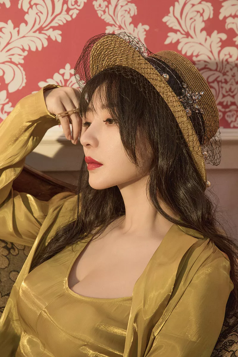 柳岩身穿亮金色流光美裙 眼神迷人3.jpg