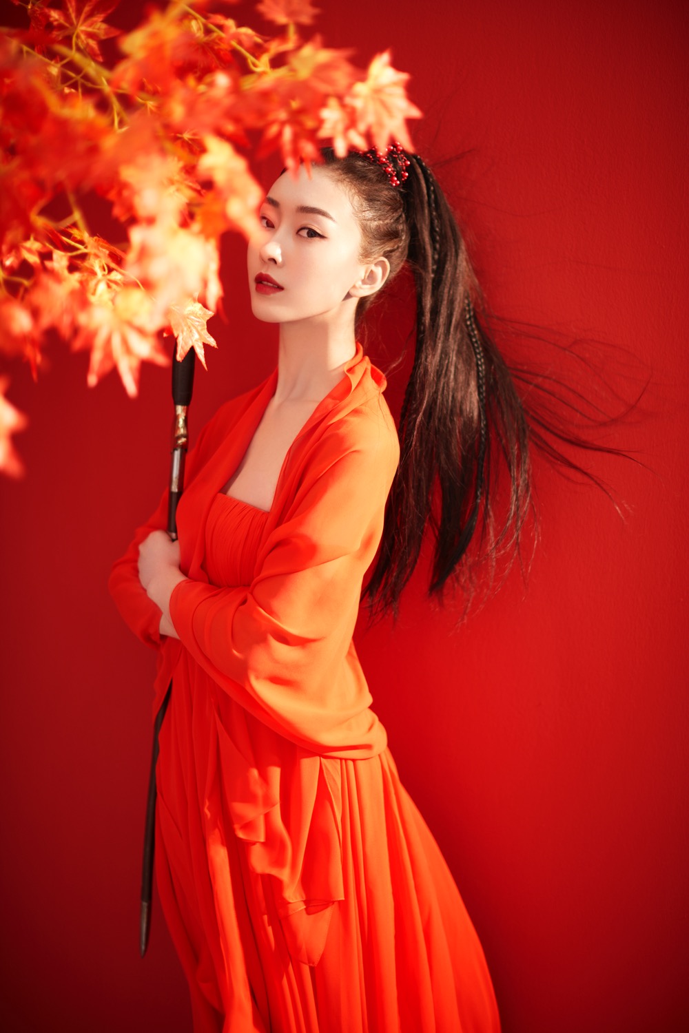 林间风起漫卷侠意宣璐红衣女侠装英气十足