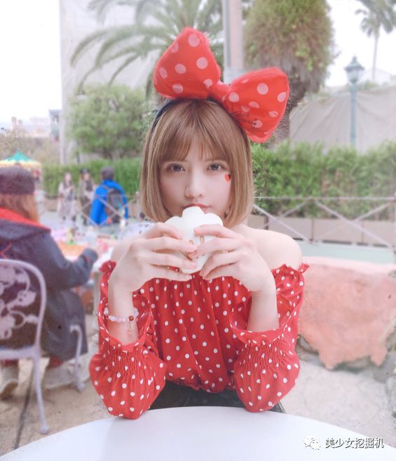 lisa同款芭比脸土肥圆翻身变混血网红没想到靠放飞自我爆红