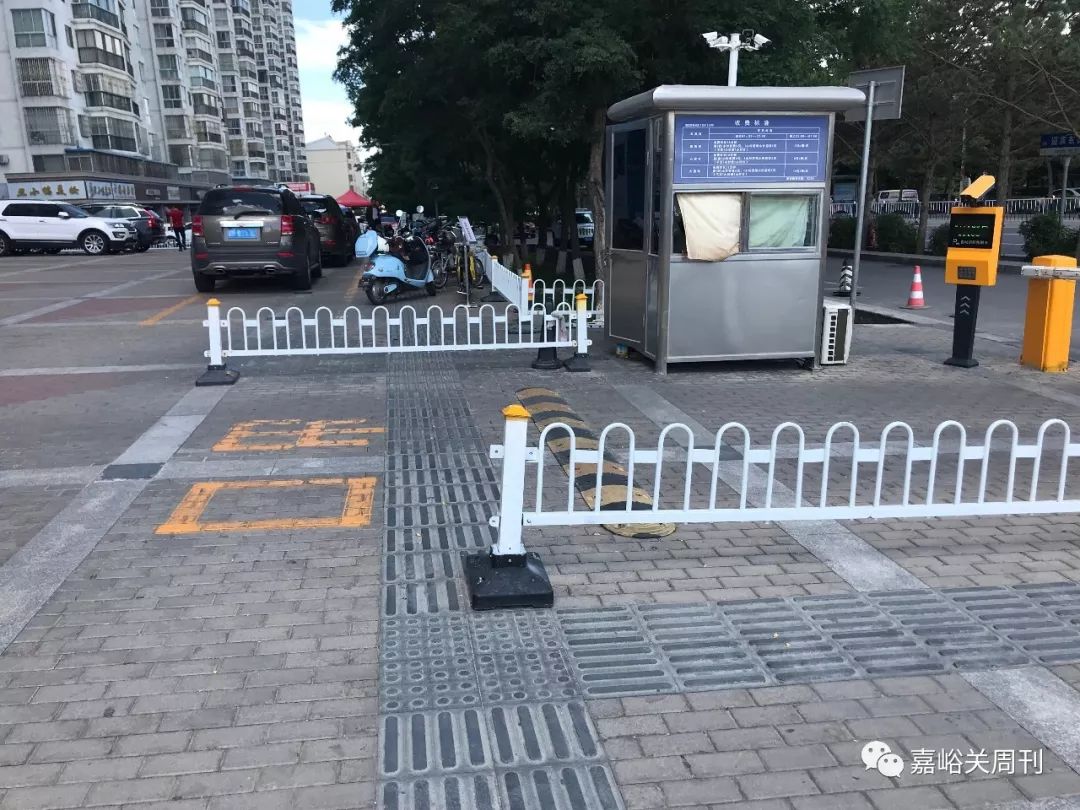 绿景苑停车场防护栏长期占用盲道