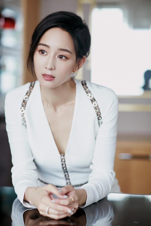 张钧甯亮相上海发布会水蜜桃染唇妆带来夏日甜蜜