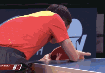 乒乓球技术:发球最佳落点在哪?进攻时机如何选择?__凤凰网