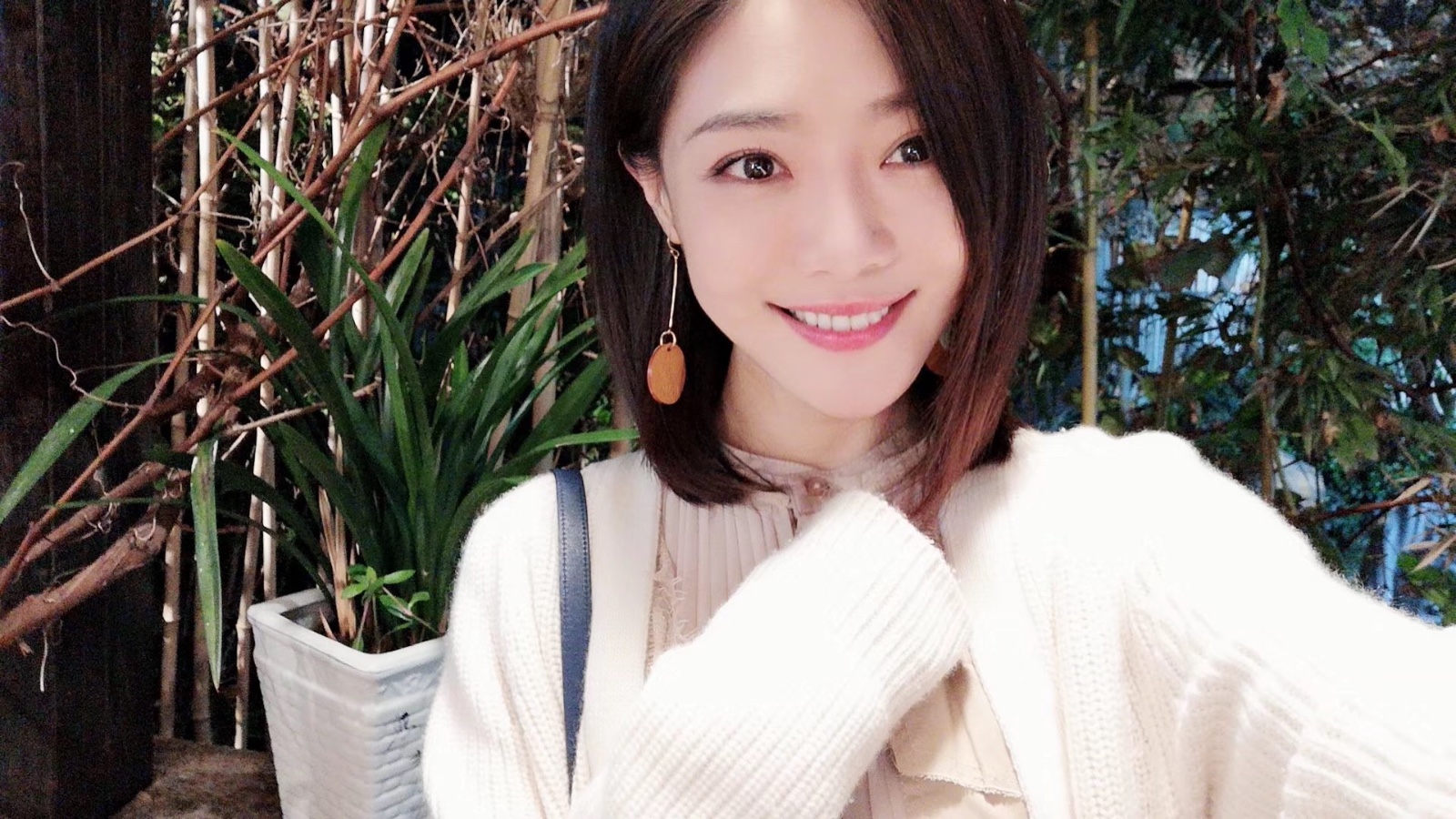 邓家佳感恩节上线与粉丝互动 照片中的小细节暖心了_凤凰网娱乐_凤凰