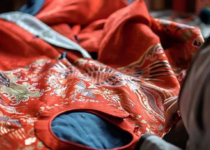 汉服入门小常识:交领右衽,上衣下裳,别再穿错了!__凤凰网