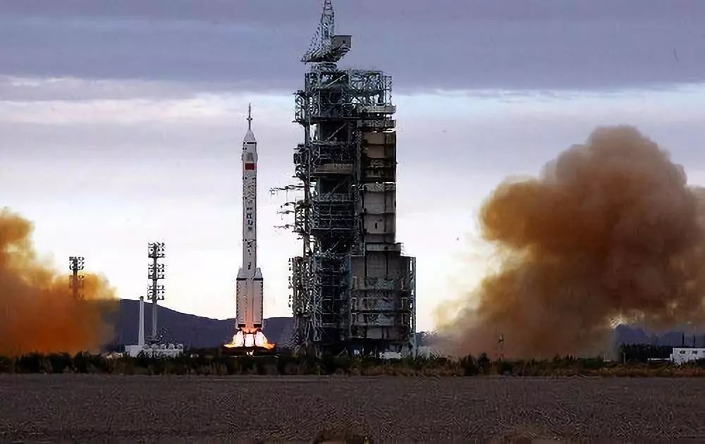 "神舟六号"在酒泉卫星发射中心发射成功图片来源:国际在线"神舟七号"