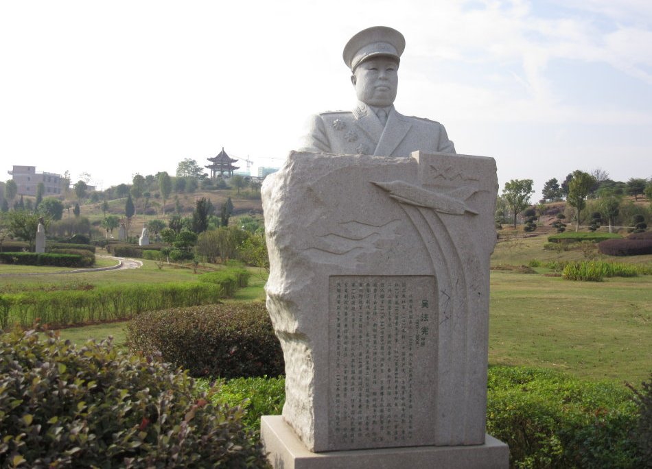 这位开国中将,经常被刘亚楼上将叫做"草包",他却一点都不介意