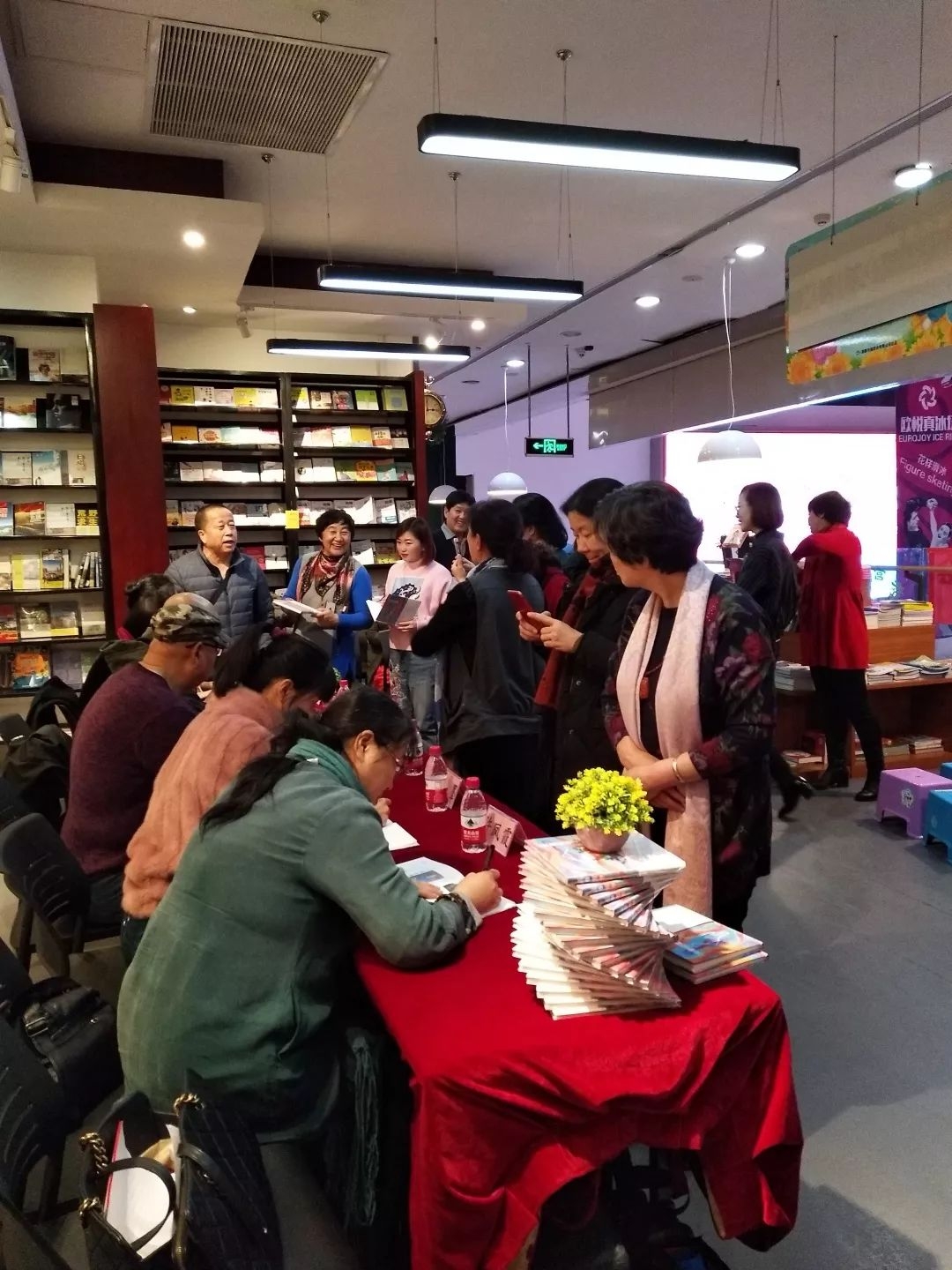 著名作家孙丽萌新书签售活动在呼和浩特内蒙古新华书店成功举行