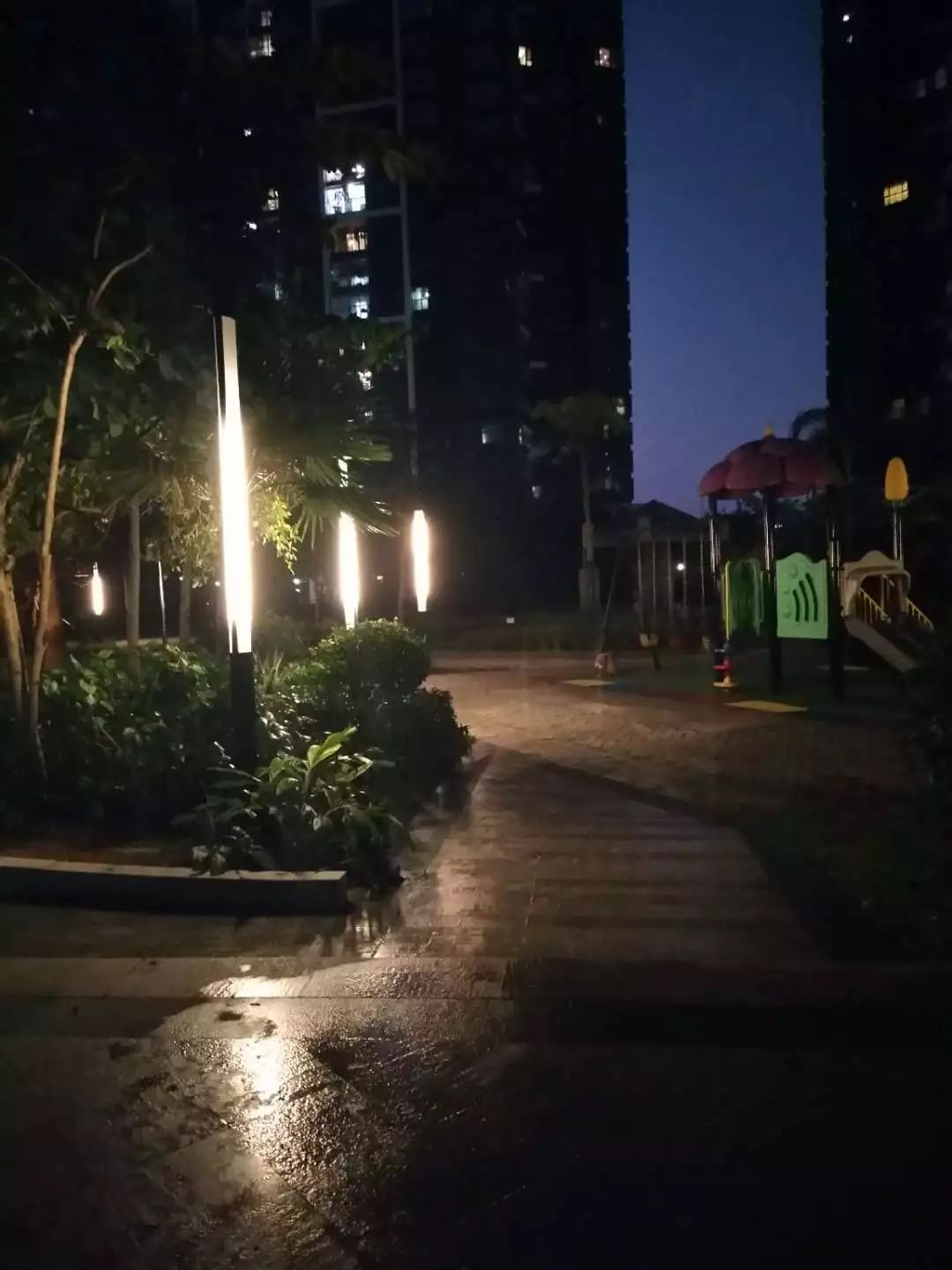 看看小区楼下的地板真的不是在下雨