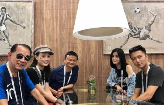 马云与明星合影都是官方脸,唯独遇见了他,马云竟做起了鬼脸