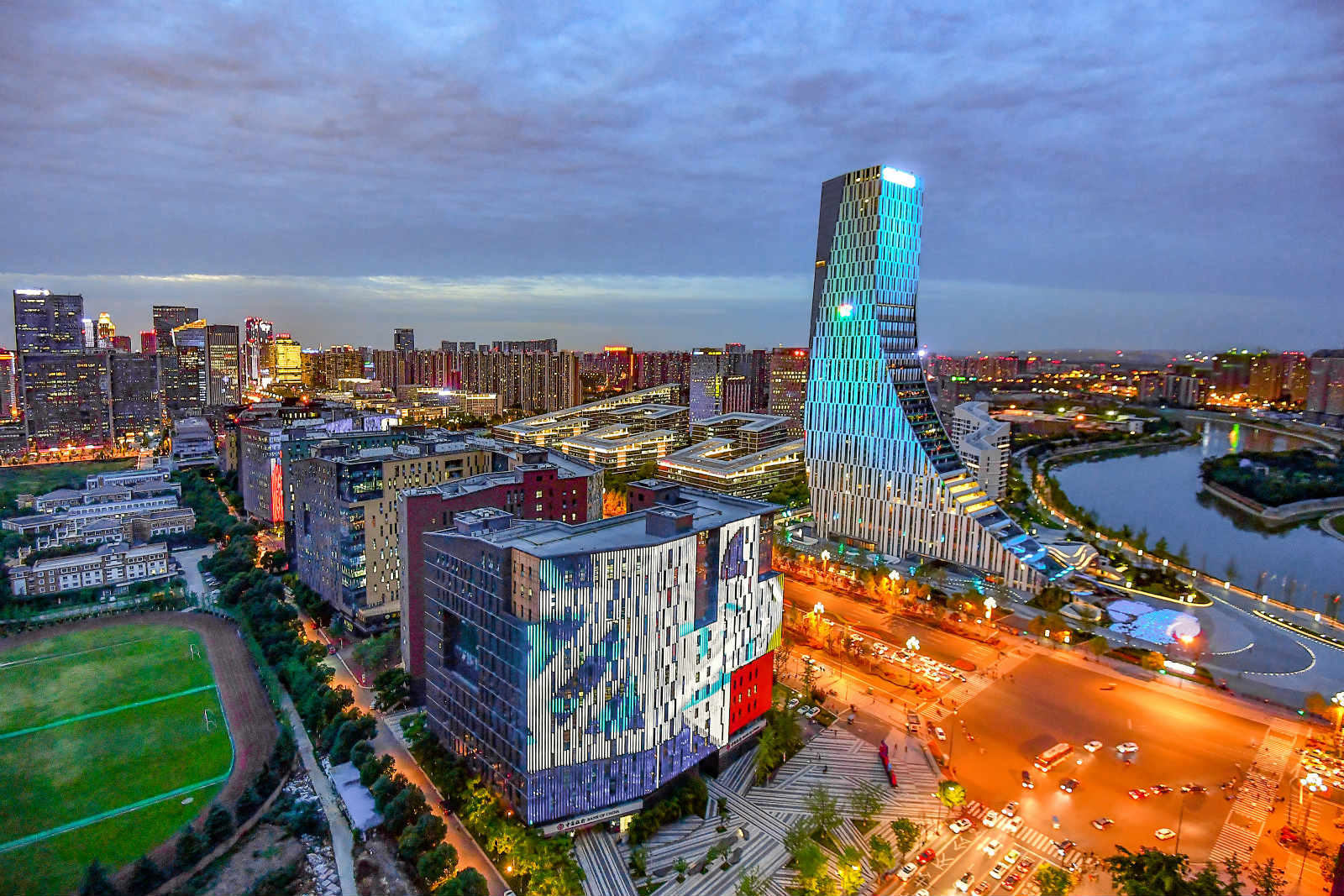 成都高新区变革30年农田上崛起一座现代化新城