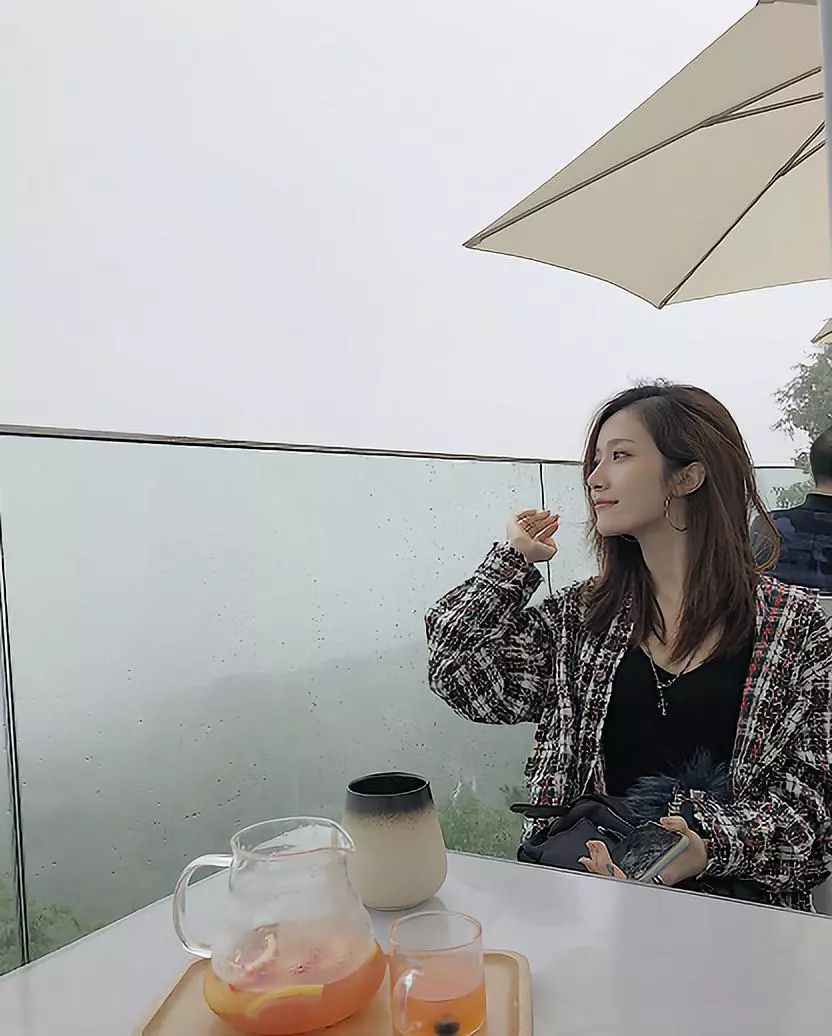 杨欣颖的过膝靴搭配让人无法抵挡不但颜值高还这么懂得搭配