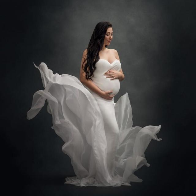 优雅孕妇照:摄影师用柔和的灯光和动作,将孕妇变成了一件艺术品