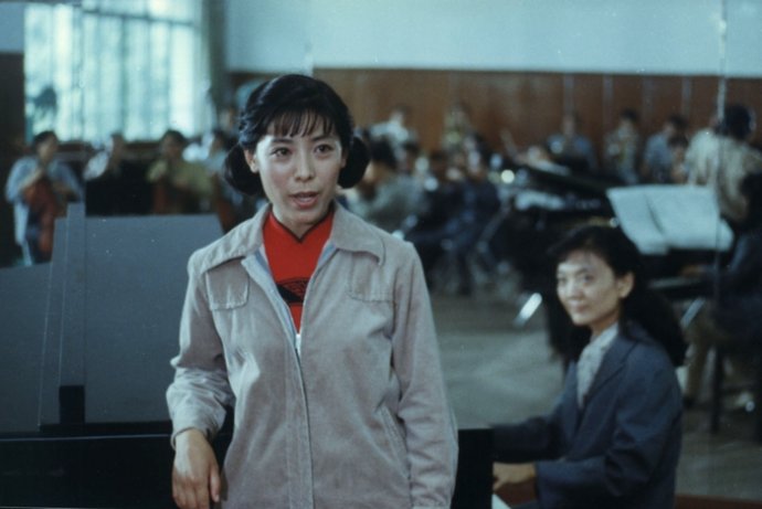 唱《蹉跎岁月》主题曲成名,多次登春晚,因家暴离婚,65岁优雅