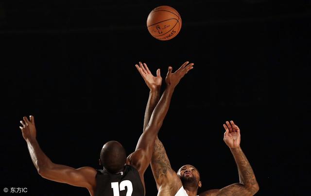 篮球规则的跳球必须篮球达最高点后经过球员的拍拨才合法