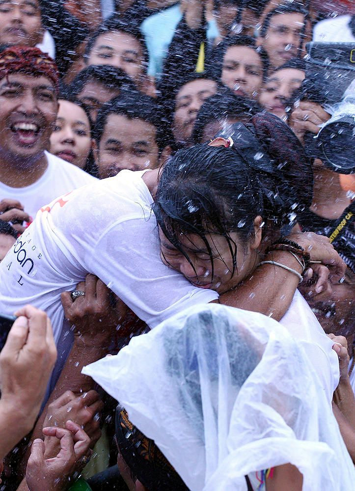 巴厘岛奇葩节日"接吻节",漂亮女孩随便亲!