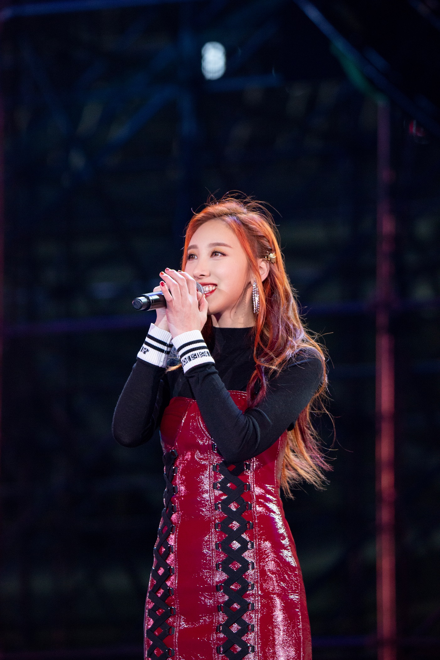 许靖韵亮相四川卫视跨年 四曲连唱满足粉丝耳膜福利