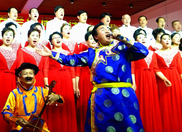 承德张雄舰领唱东哲山庄迎新年300人合唱鸿雁刷爆朋友圈