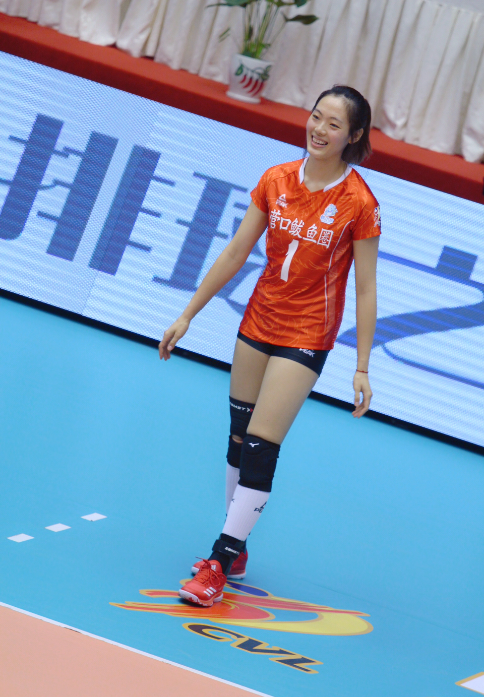 辽津交战笑点多,辽宁女排现5打6阵型,李盈莹扣球追打边裁~__凤凰网