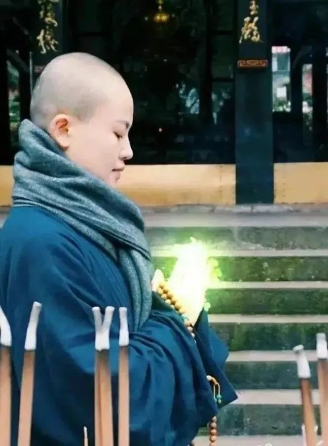 她曾是一个惊艳人间的美女模特,如今削发为尼,青灯佛影,只因